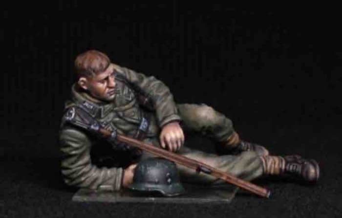 35266 soldiers resting detail figure 1