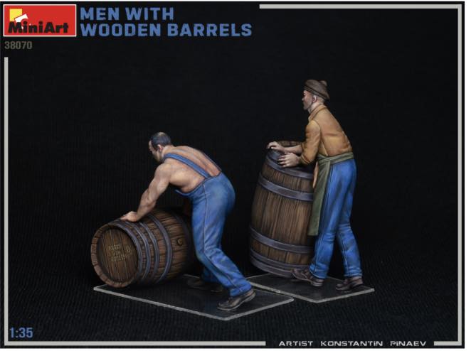 38070 hombres con barril madera montados_4
